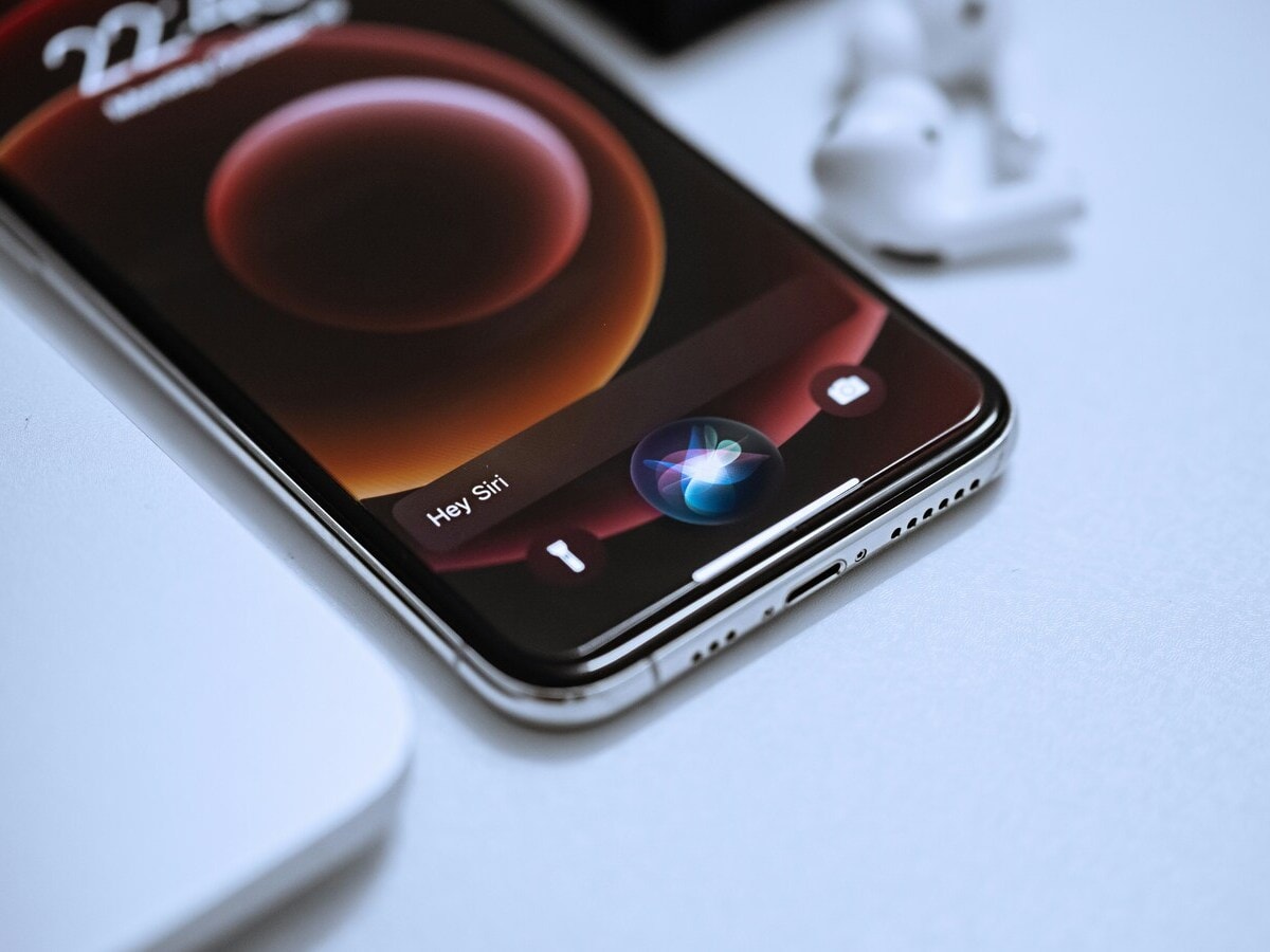 Apple fa il patto col nemico: Siri sarà più smart con l’aiuto di Gemini?